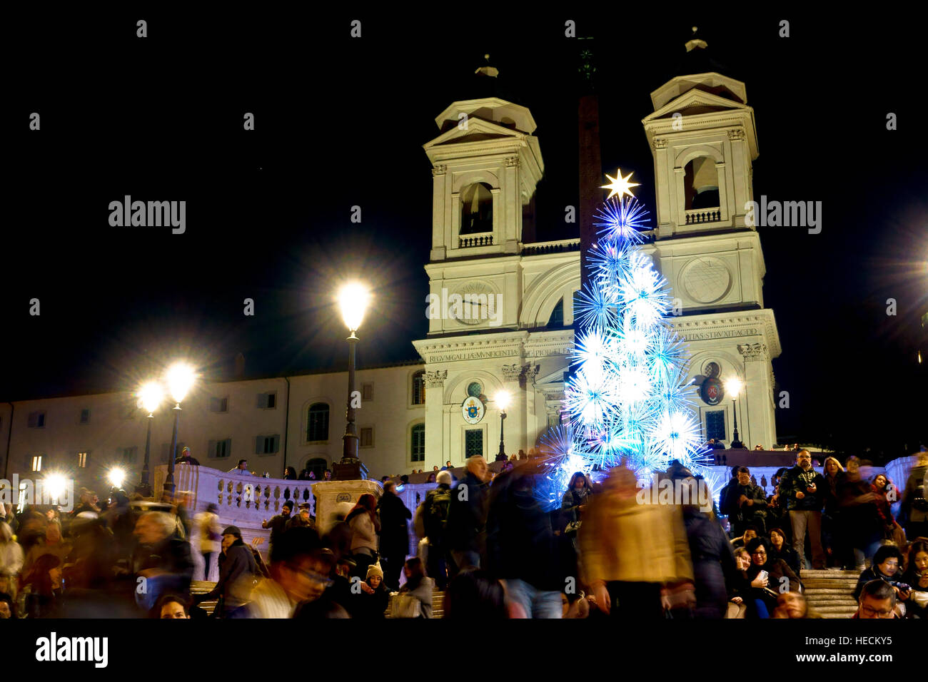 Weihnachtsbaum, angeboten von Bulgari; an der Spanischen Treppe, Trinità dei Monti, Piazza di Spagna. Weihnachtsstimmung, Winter. Rom, Italien, Europa EU Stockfoto