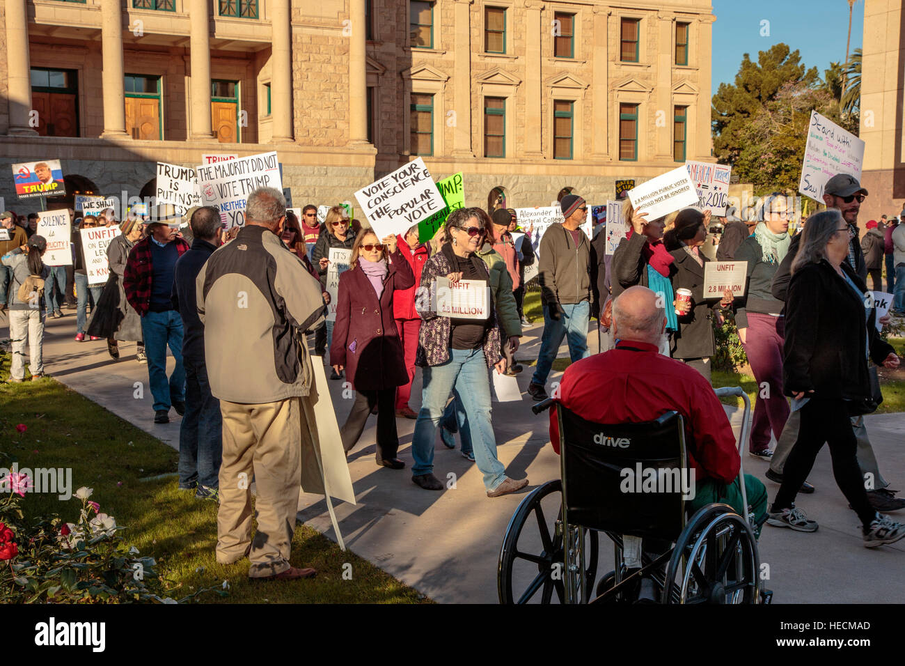 Phoenix, Arizona, USA. 19. Dezember 2016. Demonstranten rally außerhalb der Arizona State Capitol vor der Abstimmung Wahlmänner-Gremium. Trotz der Proteste stimmen alle elf Wähler nach der Volksabstimmung von Arizona. © Jennifer Mack/Alamy Live-Nachrichten Stockfoto