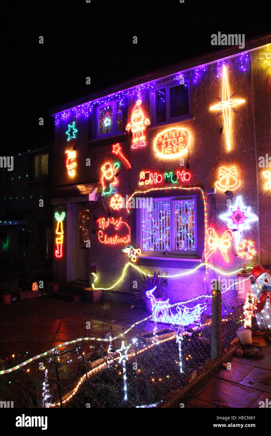 CWM Y Glo in der Nähe von Caernarfon, Wales, UK. 19. Dezember 2016. Häuser geschmückt mit Weihnachtsbeleuchtung im Dorf von Cwm Y Glo in der Nähe von Caernarfon in Nordwales © GARI WYN WILLIAMS/Alamy Live News Stockfoto