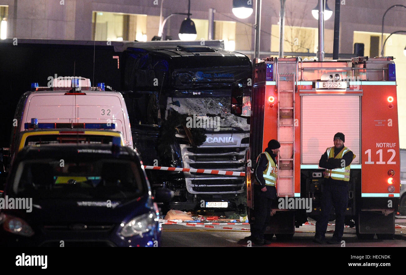 Berlin, Deutschland. 19. Dezember 2016. Ein LKW fuhr in einen Weihnachtsmarkt, in der Nähe der Kaiser-Wilhelm-Gedächtniskirche in Berlin, Deutschland, 19. Dezember 2016. Nach Angaben der Polizei wurden mehrere Menschen getötet und viele verletzt. Foto: Rainer Jensen/Dpa/Alamy Live-Nachrichten Stockfoto