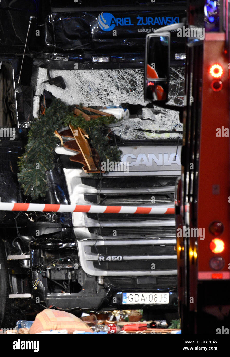 Berlin, Deutschland. 19. Dezember 2016. Ein LKW fuhr in einen Weihnachtsmarkt, in der Nähe der Kaiser-Wilhelm-Gedächtniskirche in Berlin, Deutschland, 19. Dezember 2016. Nach Angaben der Polizei wurden mehrere Menschen getötet und viele verletzt. Foto: Rainer Jensen/Dpa/Alamy Live-Nachrichten Stockfoto
