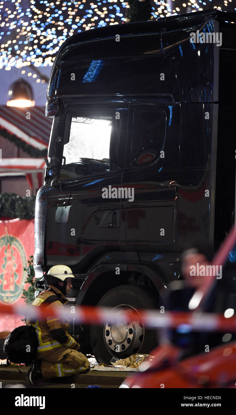 Berlin, Deutschland. 19. Dezember 2016. Ein LKW fuhr in einen Weihnachtsmarkt, in der Nähe der Kaiser-Wilhelm-Gedächtniskirche in Berlin, Deutschland, 19. Dezember 2016. Nach Angaben der Polizei wurden mehrere Menschen getötet und viele verletzt. Foto: Rainer Jensen/Dpa/Alamy Live-Nachrichten Stockfoto