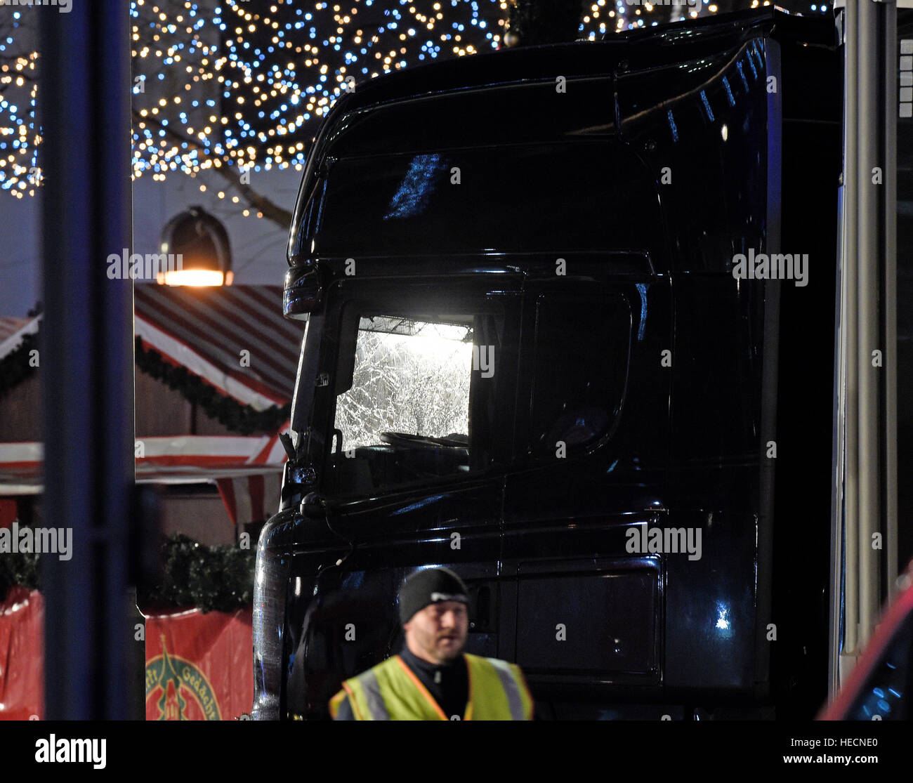 Berlin, Deutschland. 19. Dezember 2016. Ein LKW fuhr in einen Weihnachtsmarkt, in der Nähe der Kaiser-Wilhelm-Gedächtniskirche in Berlin, Deutschland, 19. Dezember 2016. Nach Angaben der Polizei wurden mehrere Menschen getötet und viele verletzt. Foto: Rainer Jensen/Dpa/Alamy Live-Nachrichten Stockfoto