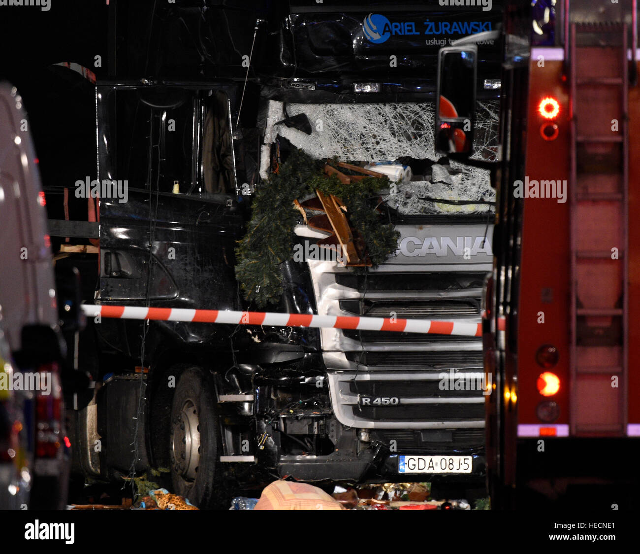 Berlin, Deutschland. 19. Dezember 2016. Ein LKW fuhr in einen Weihnachtsmarkt, in der Nähe der Kaiser-Wilhelm-Gedächtniskirche in Berlin, Deutschland, 19. Dezember 2016. Nach Angaben der Polizei wurden mehrere Menschen getötet und viele verletzt. Foto: Rainer Jensen/Dpa/Alamy Live-Nachrichten Stockfoto