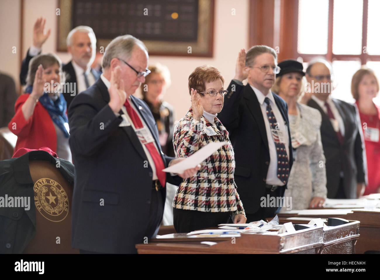 Austin, Texas, USA. 19. Dezember 2016. Texas Kurfürsten zu US Electoral College Treffen im Texas Capitol Stimmen für Präsident Donald Trump und Vize-Präsident Mike Pence.  Hunderte von Demonstranten skandierten außerhalb der Hauptstadt bei der Abstimmung. Bildnachweis: Bob Dämmrich/Alamy Live-Nachrichten Stockfoto