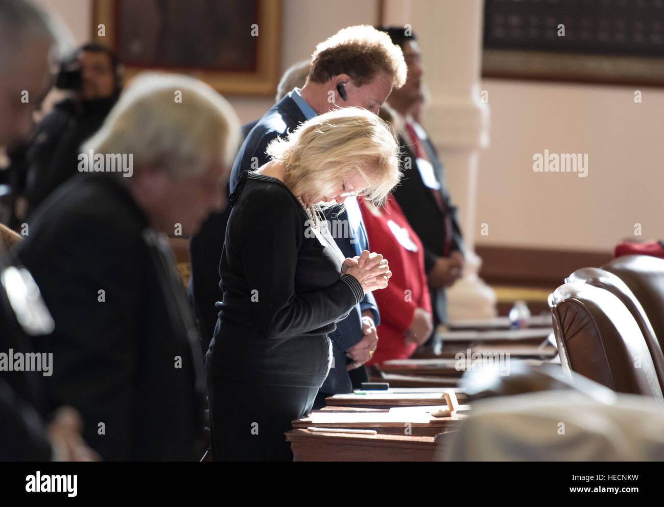 Austin, Texas, USA. 19. Dezember 2016. Texas Kurfürsten beten, wie sie zu den USA Electoral College Treffen im Texas Capitol für Präsident Donald Trump und Vize-Präsident Mike Pence Stimmen zusammen.  Hunderte von Demonstranten skandierten außerhalb der Hauptstadt bei der Abstimmung. Bildnachweis: Bob Dämmrich/Alamy Live-Nachrichten Stockfoto