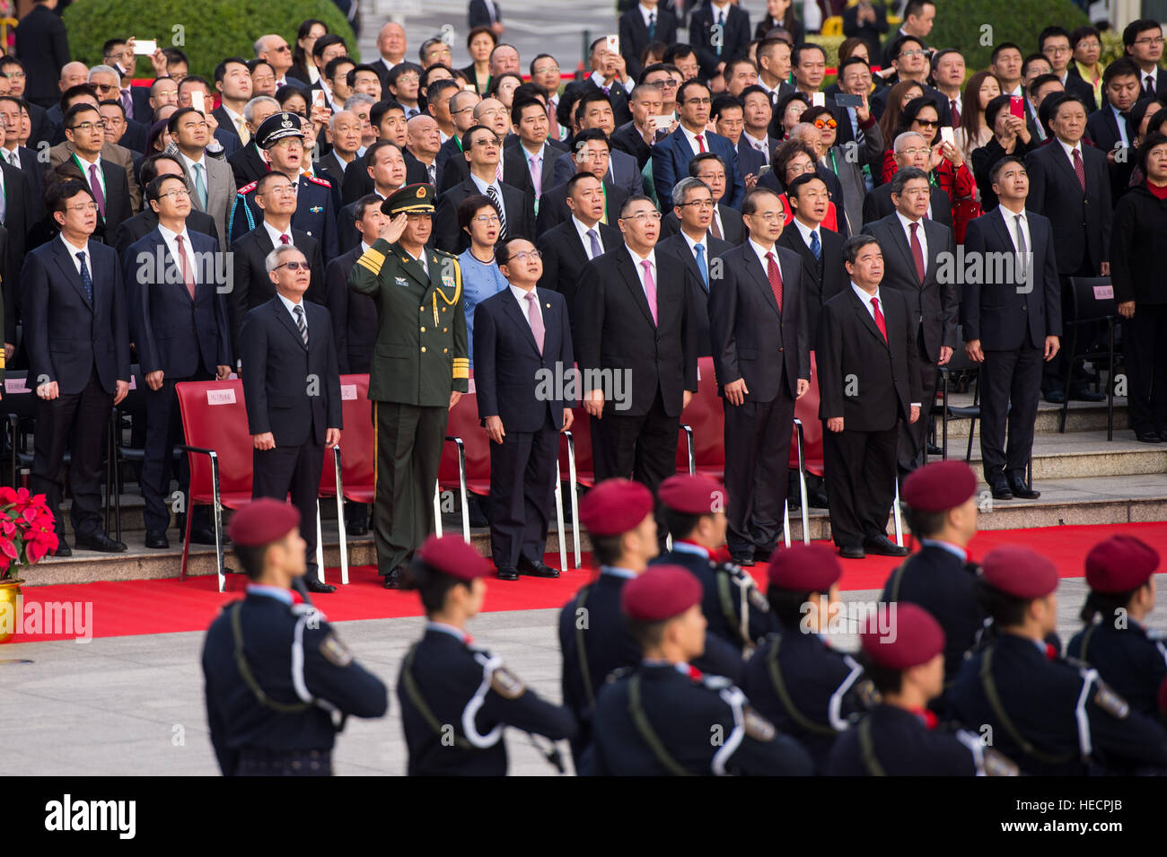 Macao, China. 20. Dezember 2016. Chui Sai auf (3. R F), Chief Executive der Sonderverwaltungszone Macao, Wang Zhimin (3. L F), Leiter des Verbindungsbüros der zentralen Volksregierung in Macao und Ye Dabo (2. R F), Kommissar des Ministerium für auswärtige Angelegenheiten in Macao, besuchen eine Flaggehissens abgehalten, um des 17. Jahrestages der Macaus Rückkehr ins Mutterland in Macao , Süd-China, 20. Dezember 2016. © Cheong Kam Ka/Xinhua/Alamy Live-Nachrichten Stockfoto