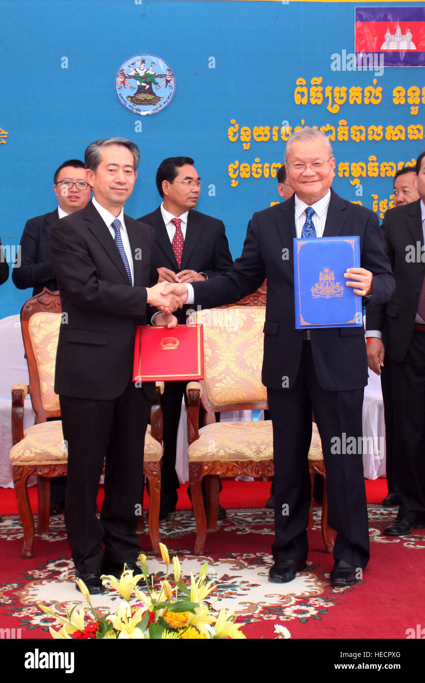 Phnom Penh. 20. Dezember 2016. Der chinesische Botschafter in Kambodscha Xiong Bo (L) schüttelt Hände mit Sik Bun Hok, Vorsitzender des kambodschanischen Landeswahlausschuss während einer Spendenübergabe in Phnom Penh 20. Dezember 2016. China am Dienstag an den Ausschuss Fahrzeuge, Ausrüstungen und Zubehör 11,73 Millionen US-Dollar gespendet. © Sovannara/Xinhua/Alamy Live-Nachrichten Stockfoto