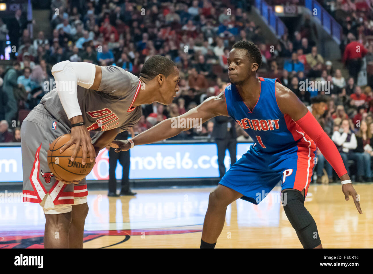 Chicago, USA.  19. Dezember 2016. Bulls Guard (#9), Rajon Rondo, im Besitz von Kolben Wache (#1), Reggie Jackson, während die Chicago Bulls Vs Detroit Pistons Spiel im United Center in Chicago beobachtet. Endstand - Detroit Kolben 82, Chicago Bulls 113.  © Stephen Chung / Alamy Live News Stockfoto