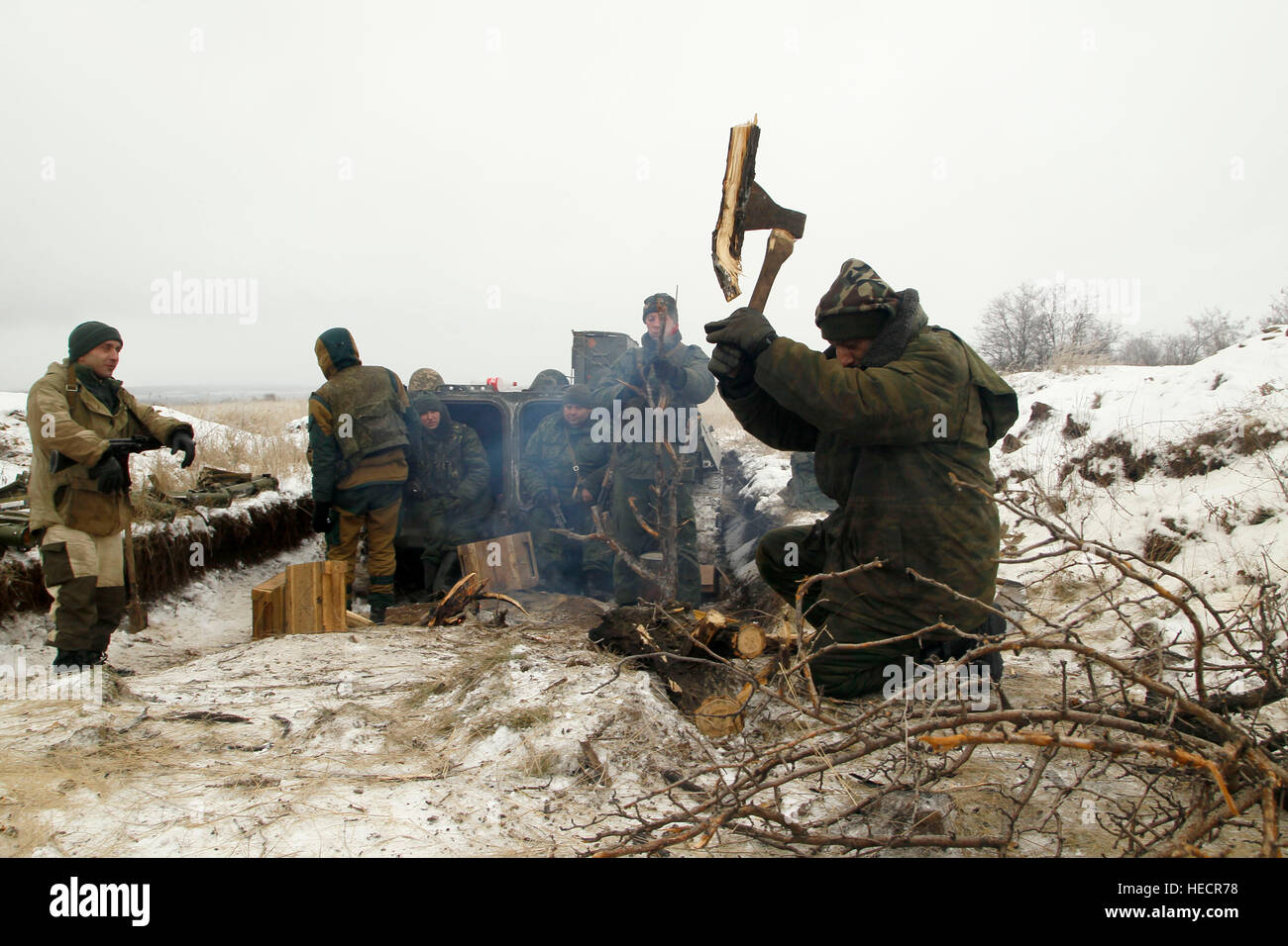 Debaltsevo, Ukraine. 19. Dezember 2016. Kämpfer sind an der Front bei den sogenannten Svetlodarskaya Duga, Ukraine, 19. Dezember 2016 gesehen. Svetlodarskaya Duga ist eine Linie zwischen lokalen Militants und ukrainische Truppen in heftige kämpfen in den letzten 48 Stunden fand. © Alexander Ermochenko/Xinhua/Alamy Live-Nachrichten Stockfoto