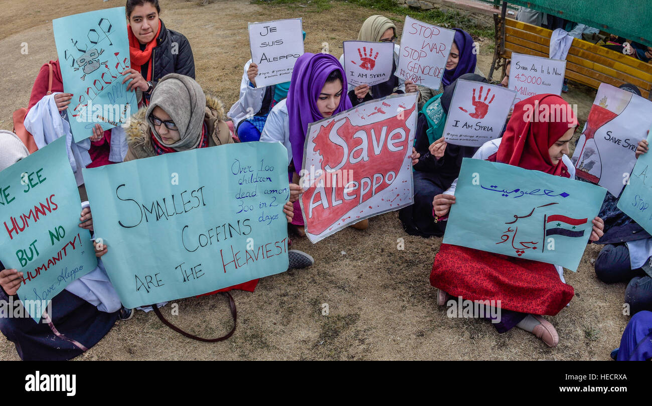 Srinagar, Jammu und Kaschmir, Indien. 20. Dez. halten 2016.Kashmiri Medizinstudenten Plakate bei einer Protestkundgebung gegen die Tötung von Zivilisten durch die Assad Regierungskräften in Aleppo am 20. Dezember 2016 in Srinagar, der Sommerhauptstadt des indischen verabreicht Kaschmir, Indien. Bildnachweis: ZUMA Press, Inc./Alamy Live-Nachrichten Stockfoto