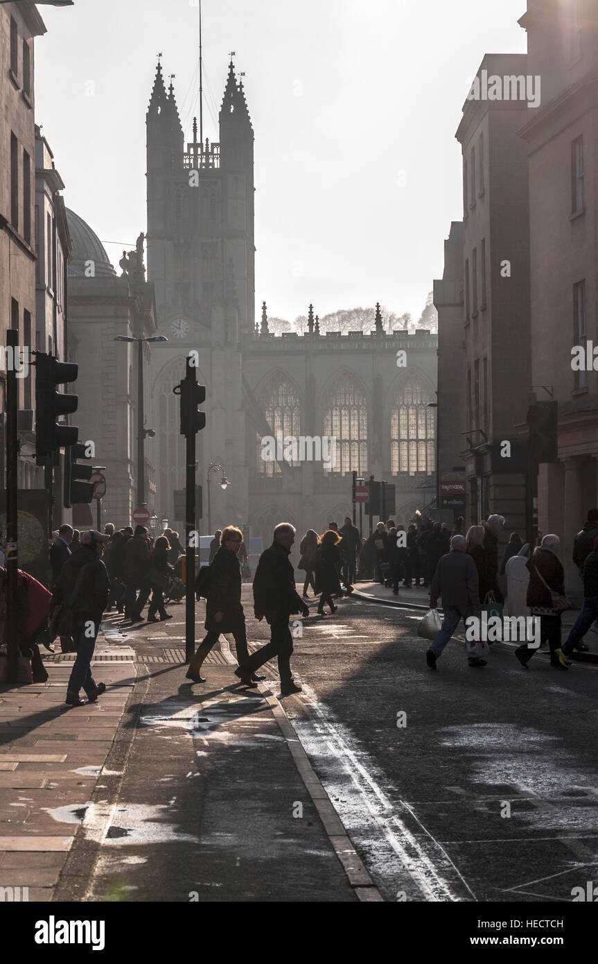 Bath, Somerset, England, Großbritannien. 20. Dezember 2016. Weihnachts-shopping war rege in der Kurstadt heute wie Sonnenlicht frühe Nebel beseitigt. © Richard Wayman/Alamy Live-Nachrichten Stockfoto
