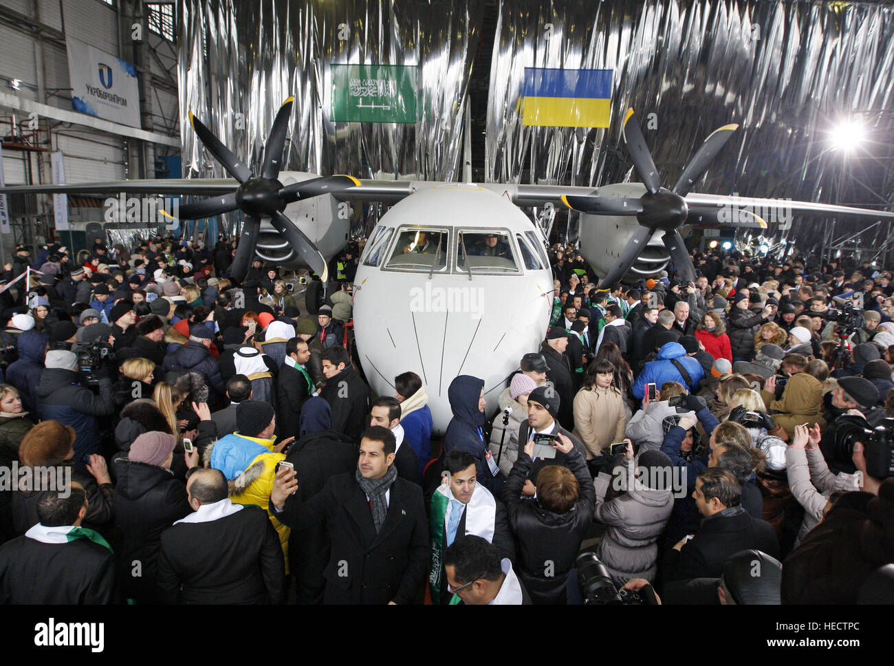 Kiew, Ukraine. 20. Dezember 2016. Menschen betrachten das neue '' AN-132D'' Flugzeug während der Präsentation auf Antonov Flugzeugwerk in Kiew, Ukraine, am 20. Dezember 2016. '' AN-132D'' leichte Mehrzweck-Flugzeug ist ein Gemeinschaftsprojekt von Antonov-Unternehmen und Unternehmen des Königreichs Saudi-Arabien und für militärische und zivile Zwecke einsetzbar. '' Ein-132D'' ist für den Betrieb auf kurz- und Mittelstrecken-bestimmt und 9,2 Tonnen Fracht transportieren können. © Serg Glovny/ZUMA Draht/Alamy Live-Nachrichten Stockfoto