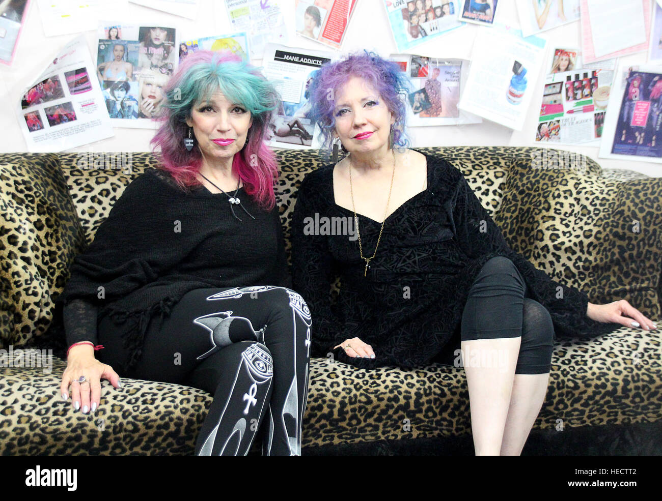 New York, USA. 10. August 2016. Datei - Schwestern Snooky (L) und Tish (R) Bellomo sitzen in ihrem Friseursalon "Manic Panic" in New York, USA, 10. August 2016. Die ehemalige "Blondie" Backup-Sänger sind erfolgreiche Unternehmer geworden. Foto: Christina Horsten/Dpa/Alamy Live News Stockfoto