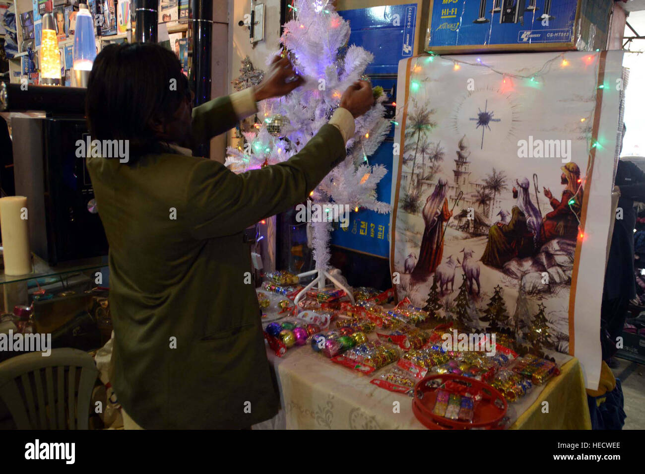 Beleuchtete Aussicht auf geschmückter Weihnachtsbaum im Zusammenhang mit der Zeremonie der Feier von Weihnachten vor Weihnachten in einem Shop in Quetta auf Dienstag, 20. Dezember 2016. Stockfoto