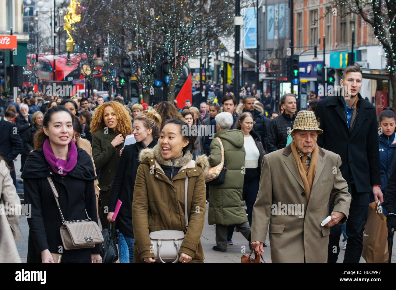 Weihnachts-Einkäufer auf der Oxford Street, London England Vereinigtes Königreich UK Stockfoto