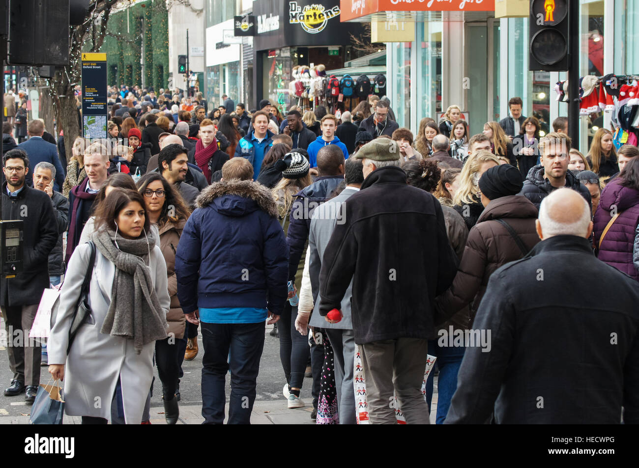 Weihnachts-Einkäufer auf der Oxford Street, London England Vereinigtes Königreich UK Stockfoto