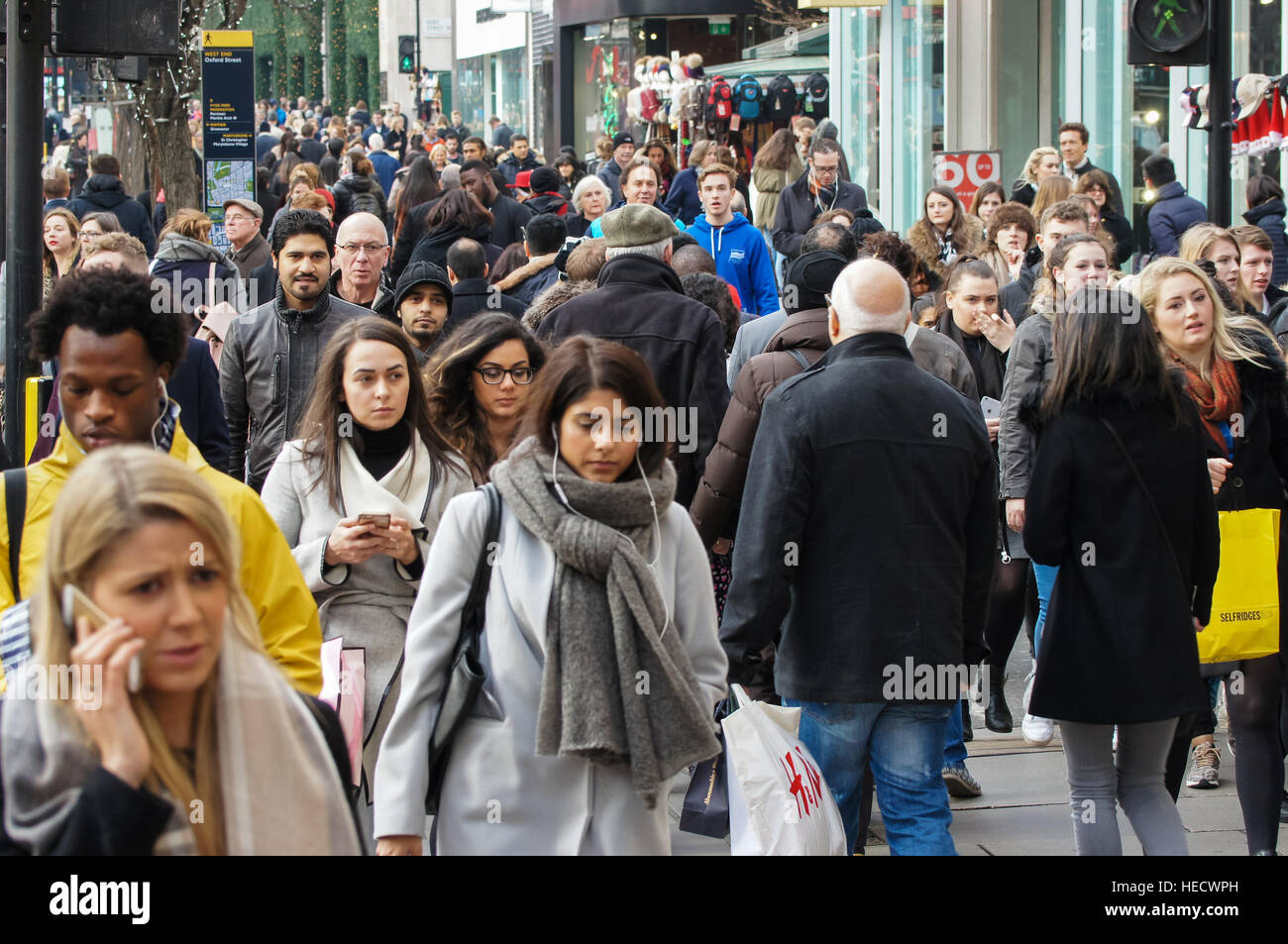 Weihnachts-Einkäufer auf der Oxford Street, London England Vereinigtes Königreich UK Stockfoto