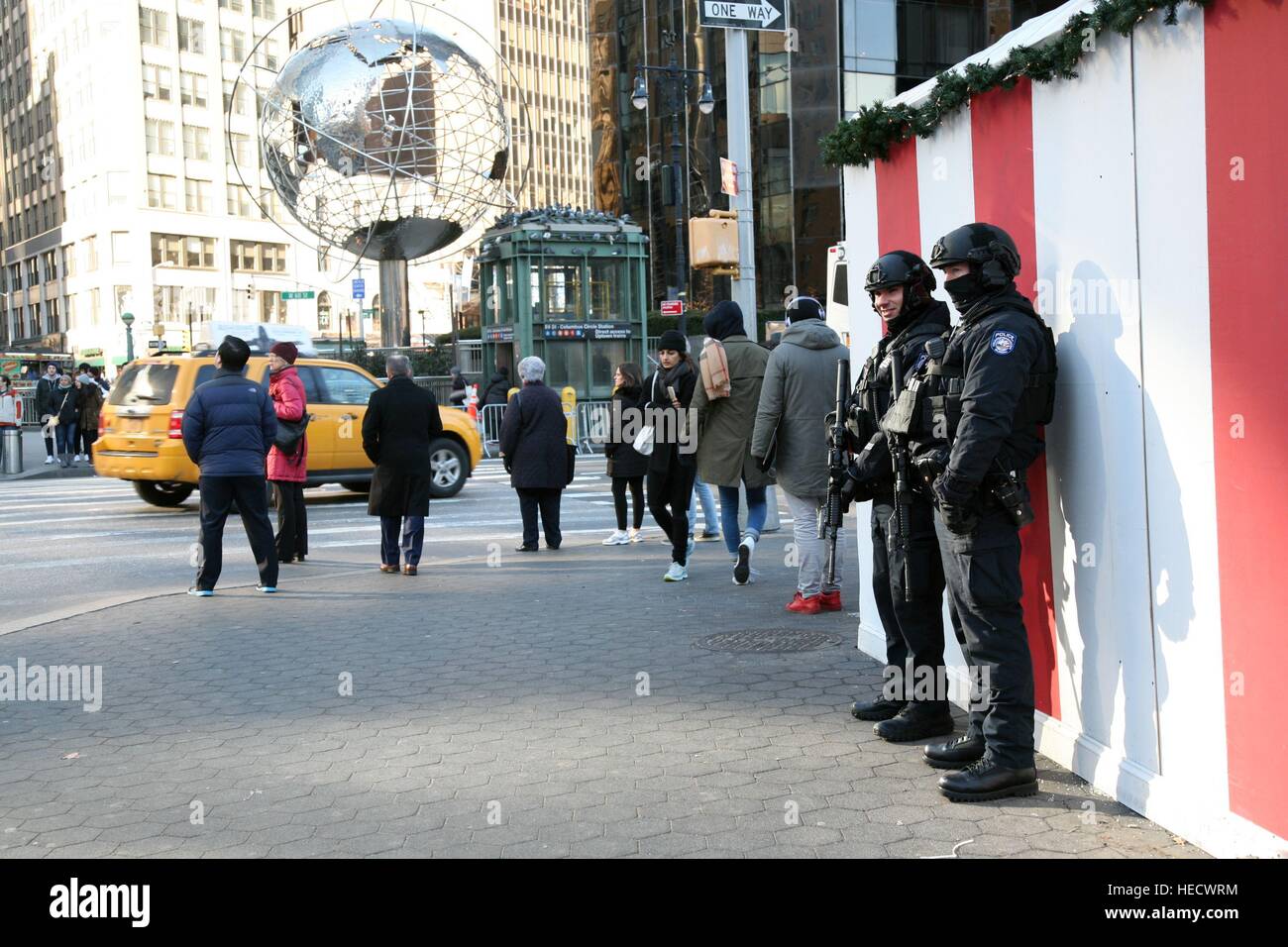 Erhohte Sicherheit Bei Outdoor Markte New York Usa Stockfotografie Alamy
