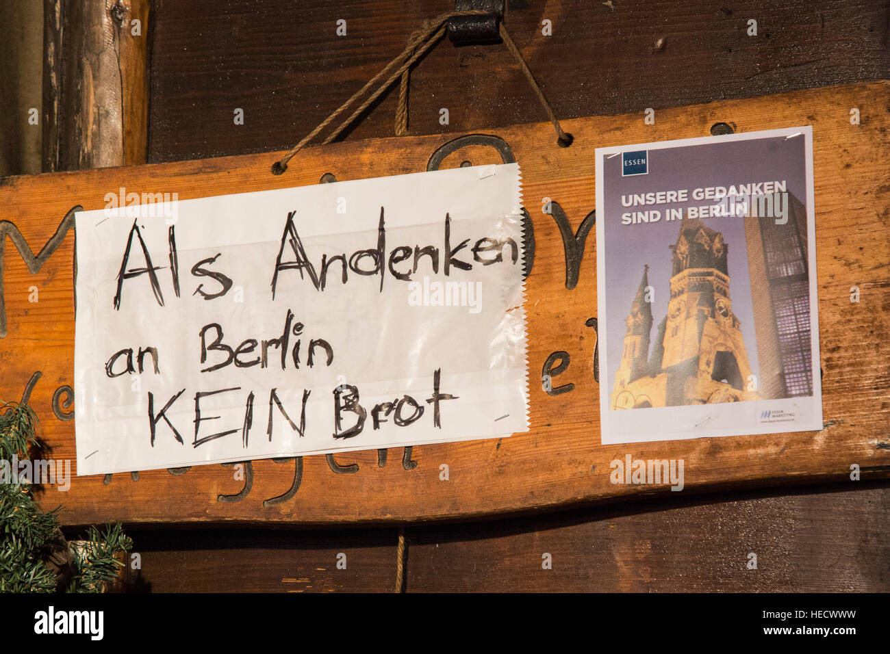 Essen, Nordrhein-Westfalen, Deutschland. 20. Dezember 2016. Stall Inhaber angezeigt Zeichen "unsere Gedanken sind in Berlin". Nach dem Terroranschlag auf das Berliner Weihnachtsmarkt am 19. Dezember blieb viele Kunden weg von den traditionellen Weihnachtsmarkt in der Innenstadt von Essen. Eine große Polizeiaufgebot sorgte dafür, dass Käufer sicher waren. © Bettina Strenske/Alamy Live-Nachrichten Stockfoto