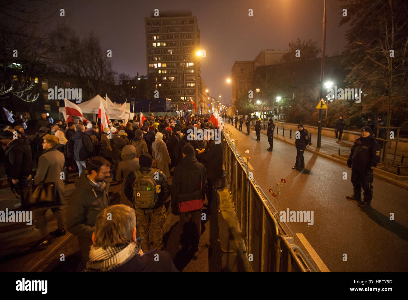 Warschau, Polen. 20. Dezember 2016. Ca. 200 Demonstranten bleiben die ganze Nacht werden von der Regierung Gebäudekomplex mit Anti-Aufruhr-Barriere während der Demonstration in der Verteidigung der Demokratie und die Freiheit der Rede vor dem Parlament in Warschau, Polen am 20. Dezember 2016 getrennt. Bildnachweis: Marcin Jamkowski/Adventure/Bilder/Alamy Live-Nachrichten Stockfoto