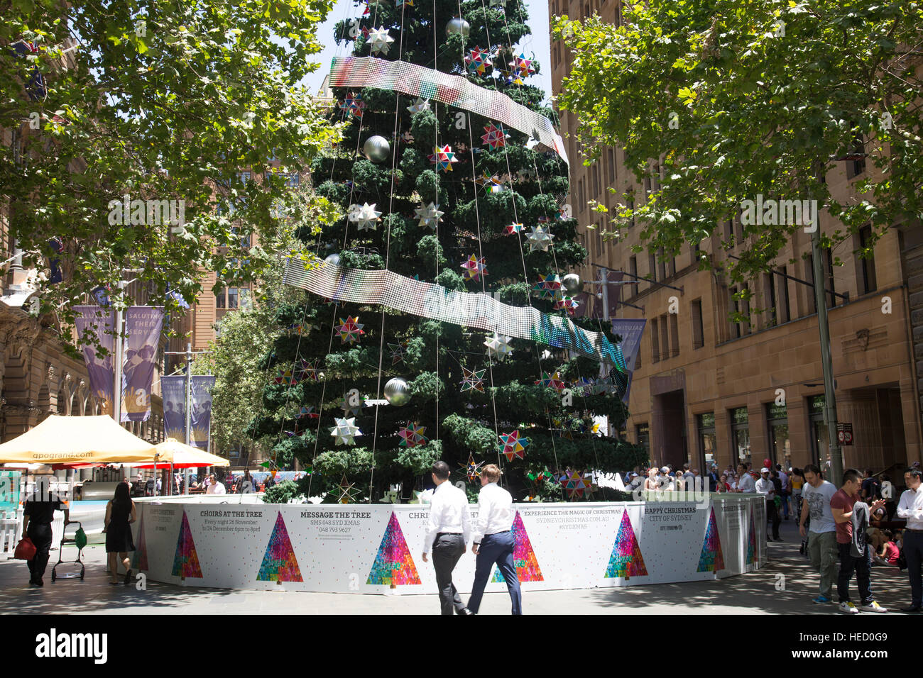 Sydney, Australien. 21. Dezember 2016. Weihnachtsbaum und Lego Santa stand im Zentrum Stadt. Bildnachweis: Martin Beere/Alamy Live News Stockfoto