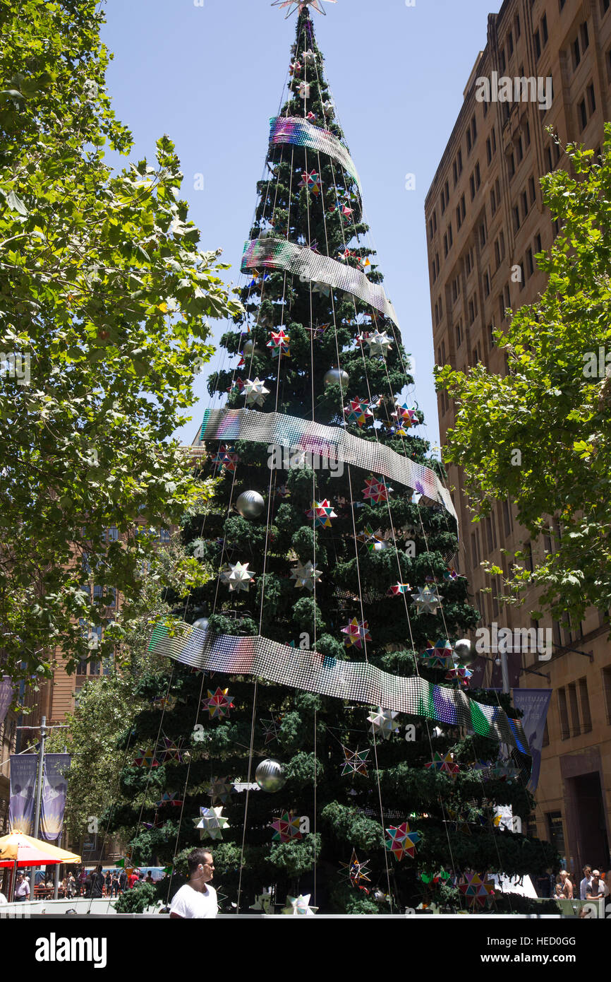 Sydney, Australien. 21. Dezember 2016. Weihnachtsbaum und Dekorationen in Martin Platz in Sydney City Centre, New-South.Wales, Australien Stockfoto