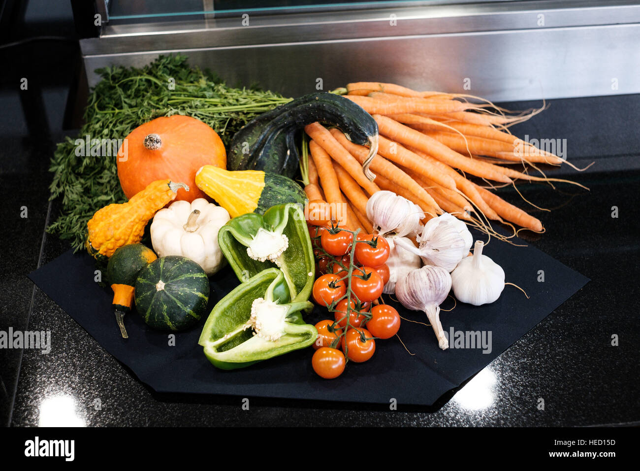 Berlin, Deutschland. 15. November 2016. Eine Auswahl an Gemüse, bestehend aus: Kürbis, Karotten, Knoblauch, Paprika und Tomaten. Aufgenommen am 15.11.2016 in Berlin. Foto: picture Alliance/Robert Schlesinger | weltweite Nutzung/Dpa/Alamy Live-Nachrichten Stockfoto