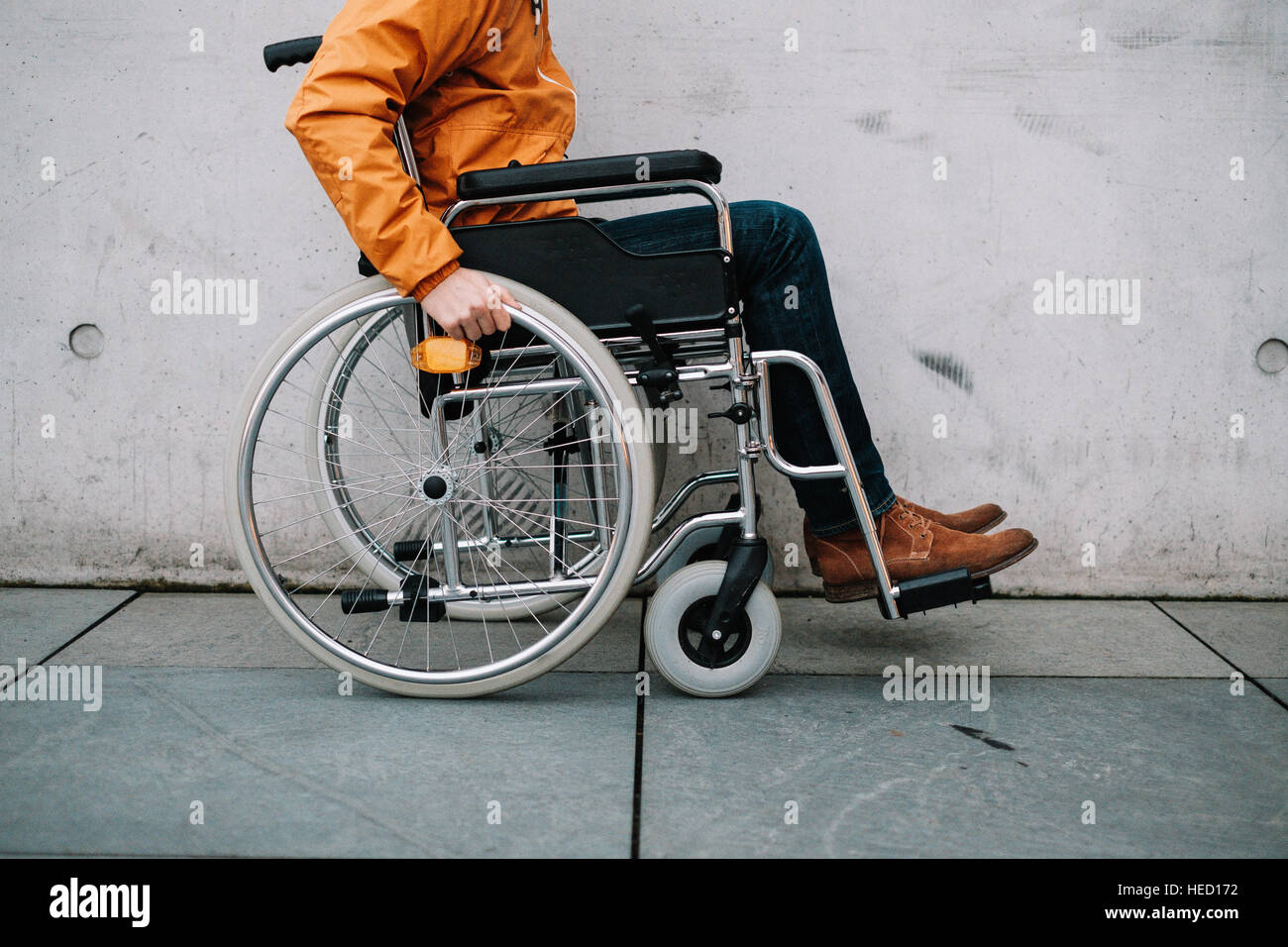 Berlin, Deutschland. 23. November 2016. Symbol-Bild des Themas "Leben im Rollstuhl". Berlin 23.11.2016. Foto: picture Alliance/Robert Schlesinger (Situation gestellt) | weltweite Nutzung/Dpa/Alamy Live-Nachrichten Stockfoto