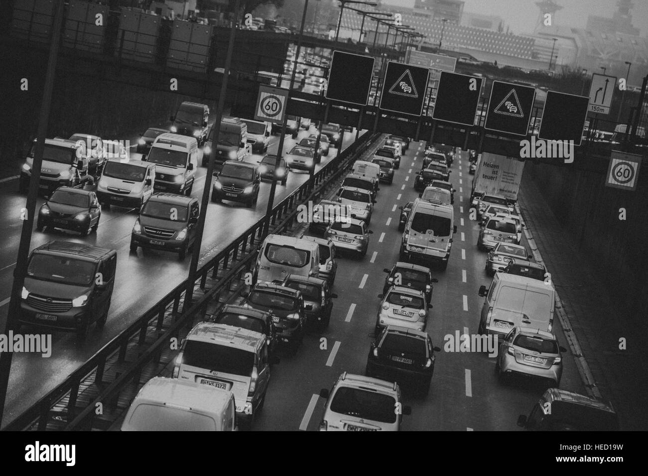 Berlin, Deutschland. 6. Dezember 2016. Autos Marmelade auf der Berliner Stadtautobahn A100. Berlin 06.12.2016. Foto: picture Alliance/Robert Schlesinger | weltweite Nutzung/Dpa/Alamy Live-Nachrichten Stockfoto