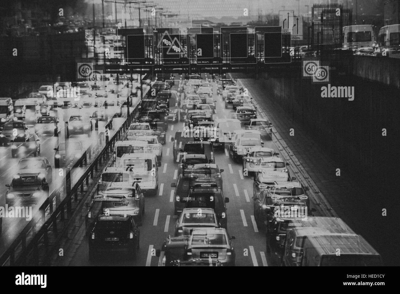 Berlin, Deutschland. 6. Dezember 2016. Autos Marmelade auf der Berliner Stadtautobahn A100. Berlin 06.12.2016. Foto: picture Alliance/Robert Schlesinger | weltweite Nutzung/Dpa/Alamy Live-Nachrichten Stockfoto