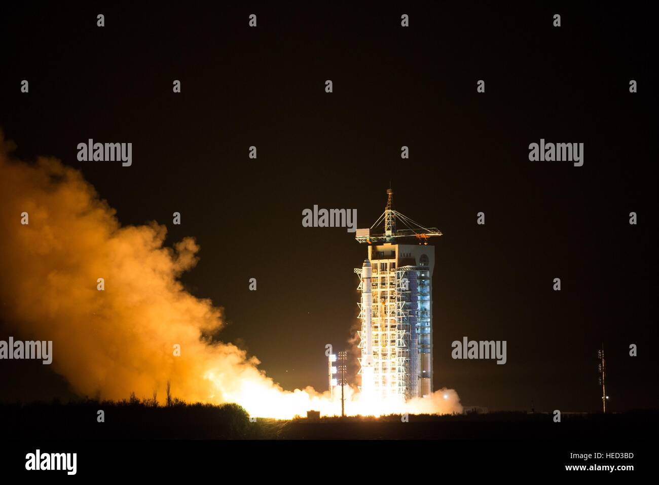 (161222)--JIUQUAN, 22. Dezember 2016 (Xinhua)--The Long März-2D Rakete tragen eine Überwachung Satelliten Kohlendioxid aus von der Startrampe auf die Jiuquan Satellite Launch Center in Jiuquan, Nordwesten Chinas Provinz Gansu, 22. November 2016 Blasten. Dies war die 243rd Mission der lange Marsch Serie Raketen. Neben TanSat, trug die Rakete auch eine hochauflösende Mikro-Nano-Satellit und zwei Spektrum Mikro-Nano-Satelliten für Land- und Forstwirtschaft zu überwachen. (Xinhua/Ren Hui) (Hcs) Stockfoto