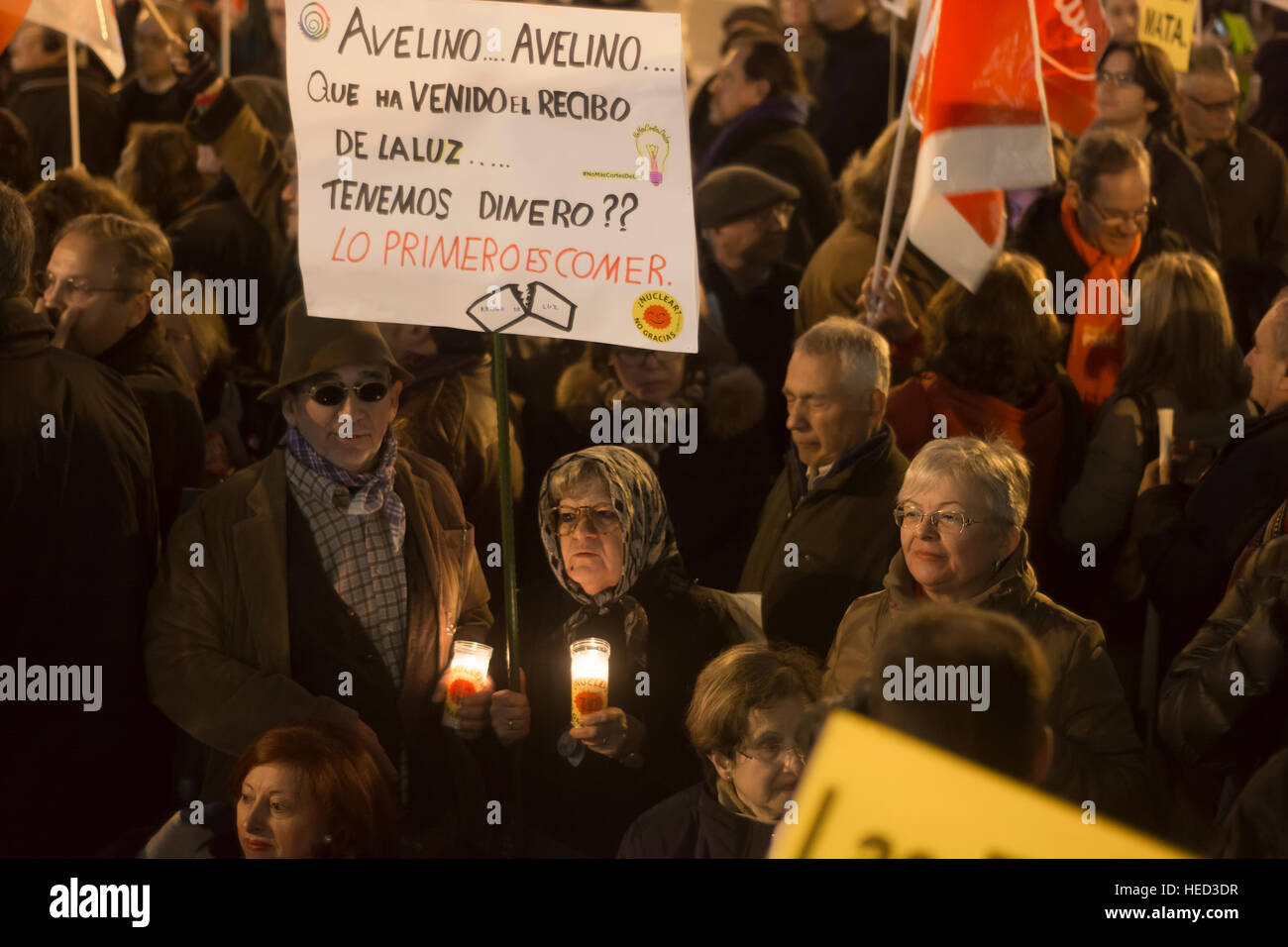 Madrid, Spanien. 21. Dezember 2016. Tausende marschieren durch Madrid aus Protest gegen leichte Kürzungen. Rund 7 Millionen Menschen in Spanien haben Schwierigkeiten, das elektrische Licht zu bezahlen und mehr als fünf Millionen haben diesen Winter nicht heizen. Jedes Jahr sterben in Spanien mehr Menschen aus Mangel an Versorgungsmaterialien Elektrizität als Autounfälle ausgerechnet in dieser Demonstration haben Parolen wie "Kürzungen nicht mehr Licht". Auf dem Bild ein paar mit einem Schild "Avelino, Avelino es kommt Licht Erhalt. aber zuerst müssen wir zuerst zu essen! Bildnachweis: Alberto Sibaja Ramírez/Alamy Live-Nachrichten Stockfoto