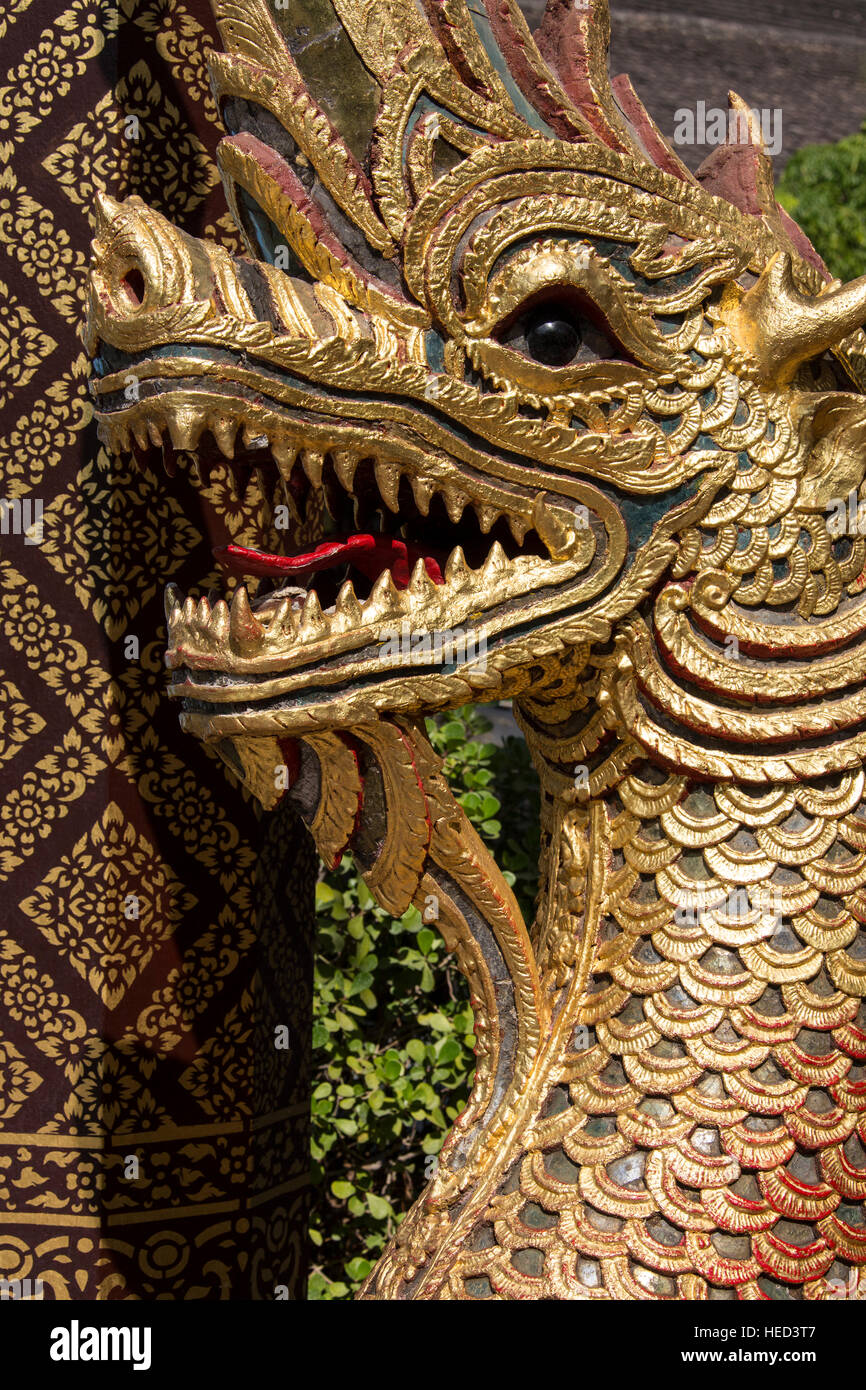 Naga bewachen den Eingang zum Wat Tor Karan in Chiang Mai im Norden Thailands. Stockfoto