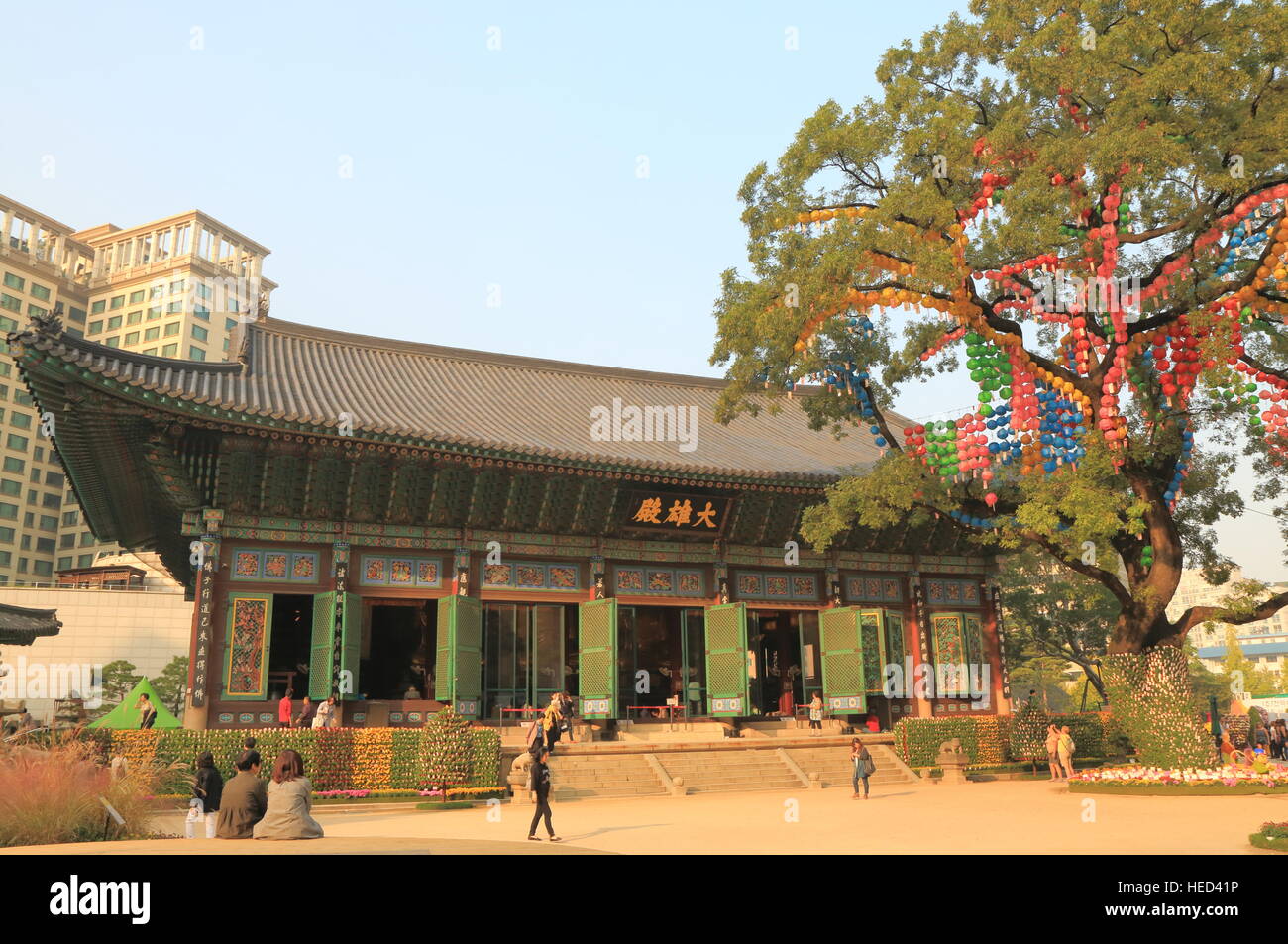 Menschen besuchen Jogyesa Tempel Seoul Südkorea. Jogyesa ist der wichtigste Tempel des Jogye-Ordens des koreanischen Buddhismus. Stockfoto