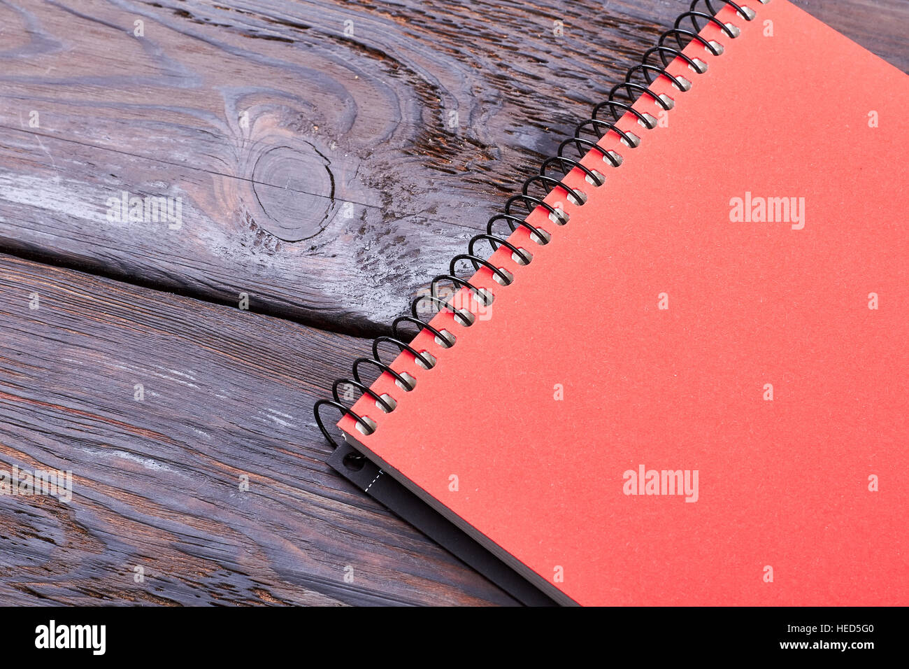 Spiral-Notizblock auf hölzernen Hintergrund. Stockfoto