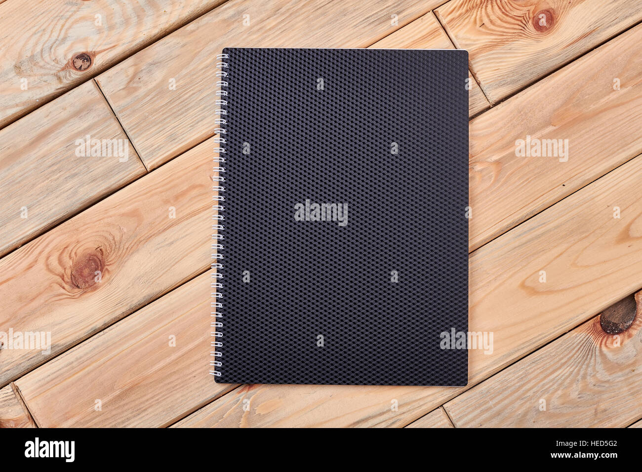 Schwarzen Notizblock auf hellem Holz. Stockfoto