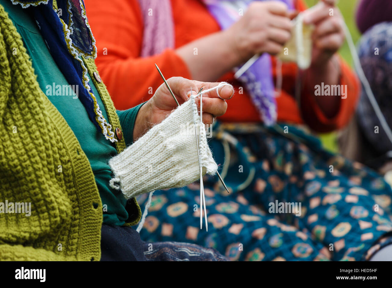 alte Frauen stricken häkeln Stockfoto