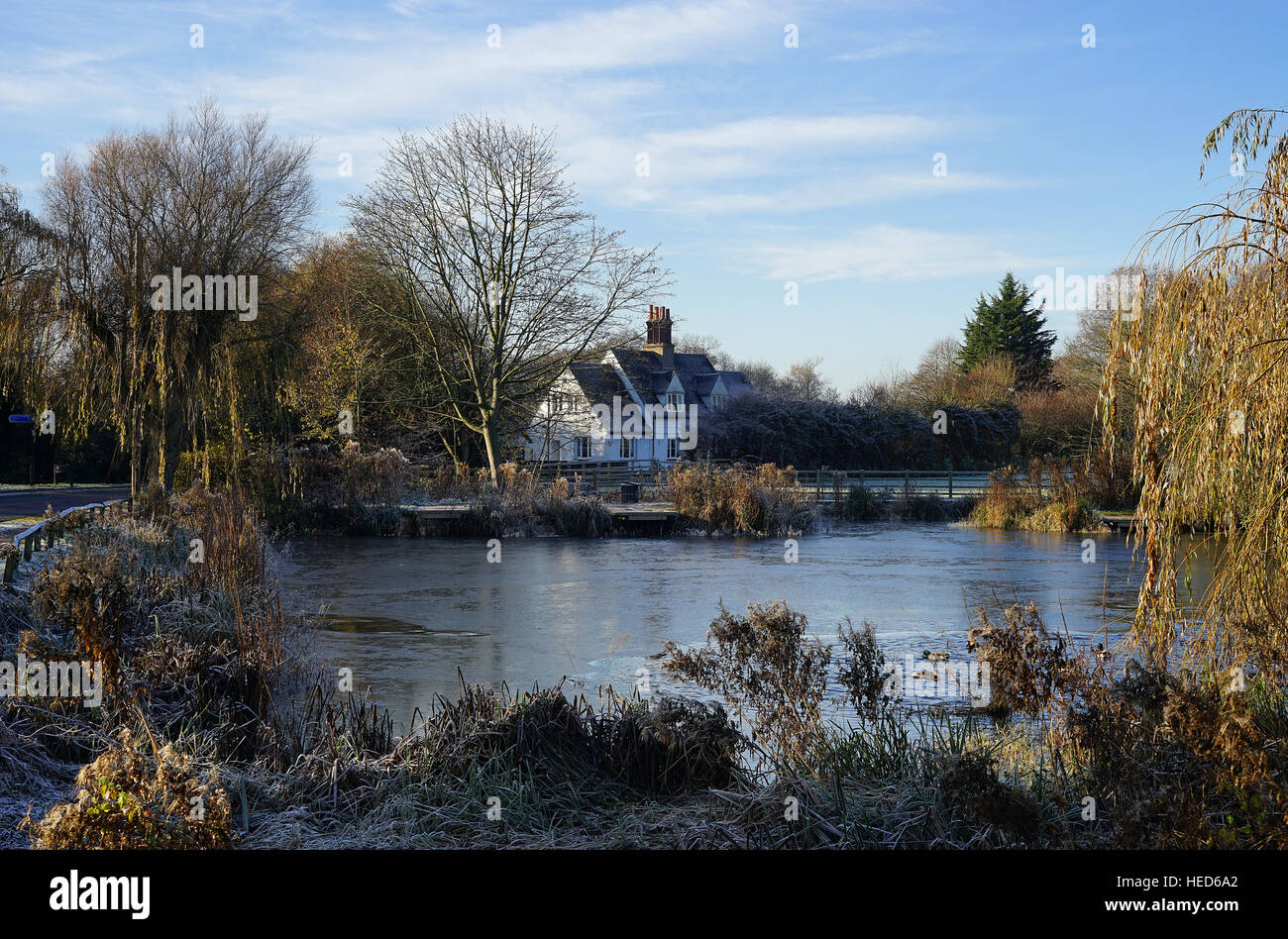 Willian Dorfteich an einem eisigen Morgen Stockfoto