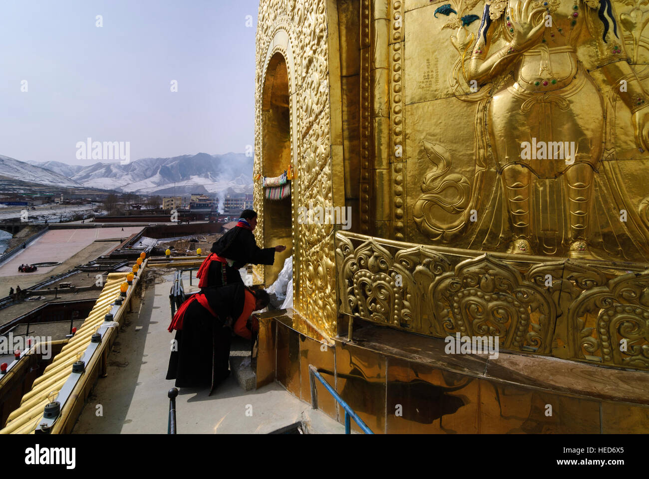 Xiahe: Tibetisches Kloster Labrang beim Mönlam Festival; Tibeter in Gongtang Chörten, Tibet, Gansu, China Stockfoto