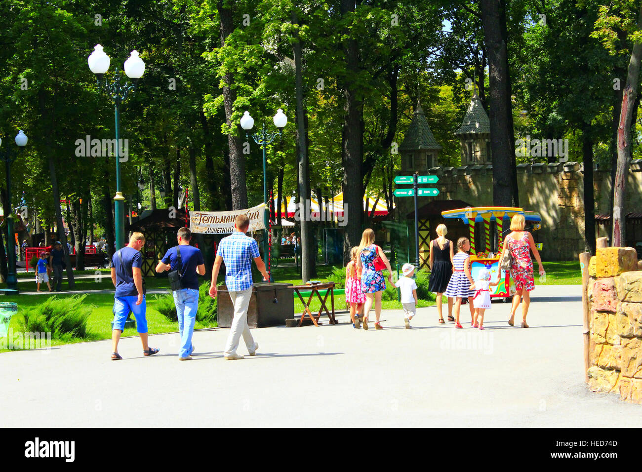 Eltern mit ihren Leuten haben eine Pause im Stadtpark Stockfoto