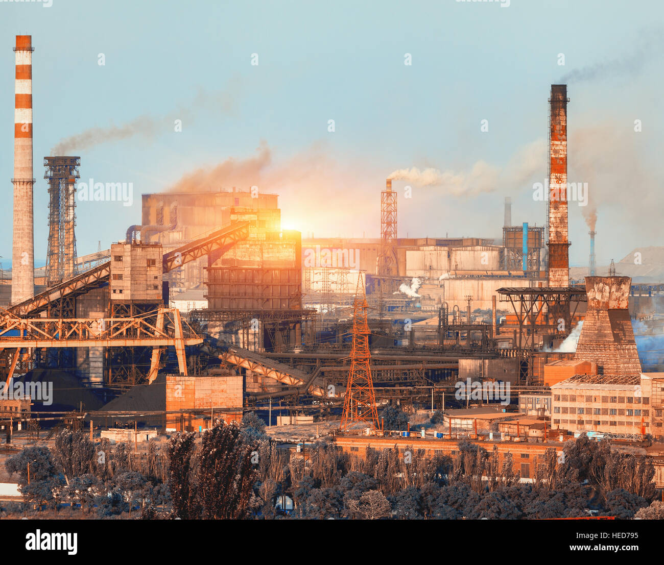 Metallurgische Fabrik bei farbenfrohen Sonnenuntergang. Industrielandschaft. Stahlfabrik in der Stadt. Stahlwerk, Eisenhütte. Schwerindustrie Stockfoto