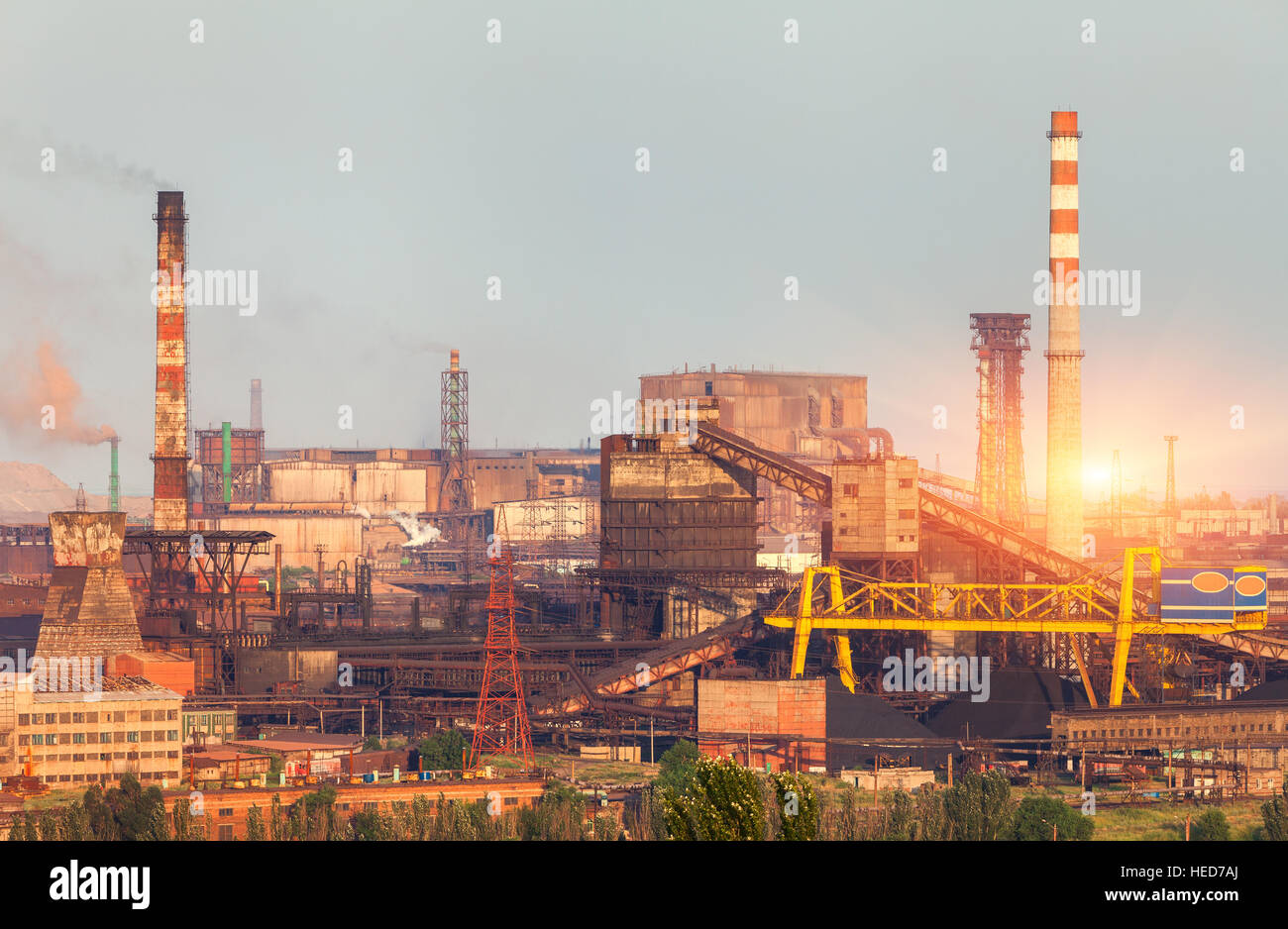 Metallurgische Fabrik bei farbenfrohen Sonnenuntergang. Industrielandschaft. Stahlfabrik in der Stadt. Stahlwerk, Eisenhütte. Schwerindustrie Stockfoto