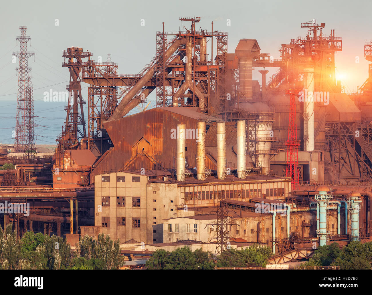 Metallurgische Fabrik bei farbenfrohen Sonnenuntergang. Industrielandschaft. Stahlfabrik in der Stadt. Stahlwerk, Eisenhütte. Schwerindustrie Stockfoto