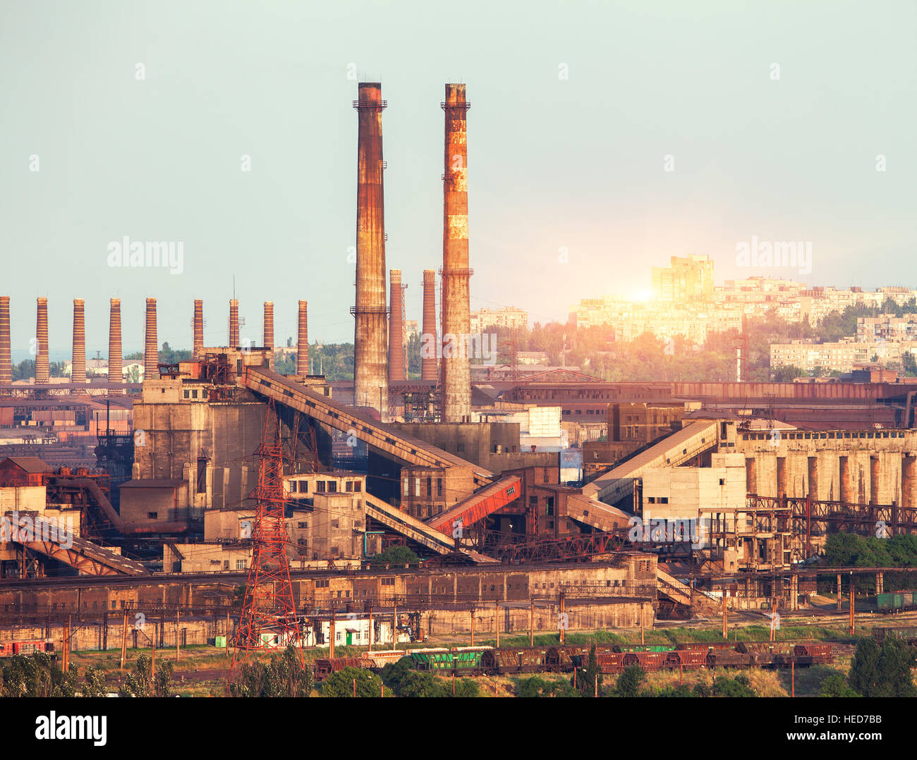 Metallurgische Fabrik bei farbenfrohen Sonnenuntergang. Industrielandschaft. Stahlfabrik in der Stadt. Stahlwerk, Eisenhütte. Schwerindustrie Stockfoto