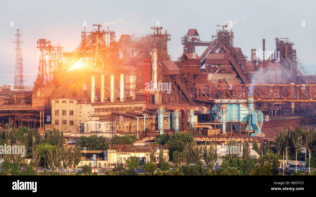 Metallurgische Fabrik bei farbenfrohen Sonnenuntergang. Industrielandschaft. Stahlfabrik in der Stadt. Stahlwerk, Eisenhütte. Schwerindustrie Stockfoto