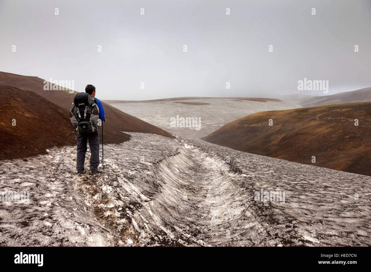 Wanderer im Sommer Schneefelder zu überqueren, wie Hill Nebel auf der Laugavegur-Wanderweg-Island steigt Stockfoto