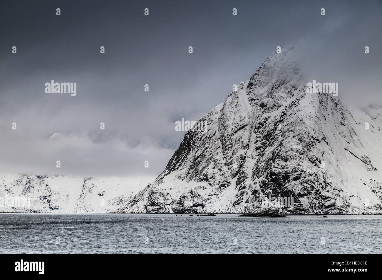 Hamnøy, Hamnoy, Felsformation, im Freien, Farbe Bild, Naturstein, Schönheit in der natürlichen Schönheit der Natur, Europa, Skandinavien, Küste, Norwegen, Lofoten, Winter, Wasser, Reisen Norawy, Reisen Lofoten, Lofoten Winter, Winter Norawy, Schnee, Schnee Lofoten, Bergen Lofoten, Olstind, Olst Stockfoto