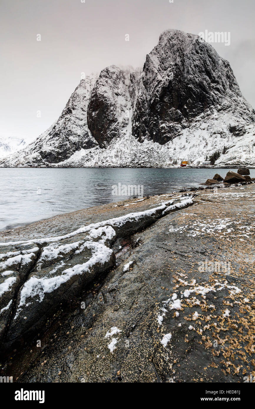 Hamnøy, Hamnoy, Felsformation, im Freien, Farbe Bild, Naturstein, Schönheit in der natürlichen Schönheit der Natur, Europa, Skandinavien, Küste, Norwegen, Lofoten, Winter, Wasser, Reisen Norawy, Reisen Lofoten, Lofoten Winter, Winter Norawy, Schnee, Schnee Lofoten, Bergen Lofoten, Festhelltind Stockfoto