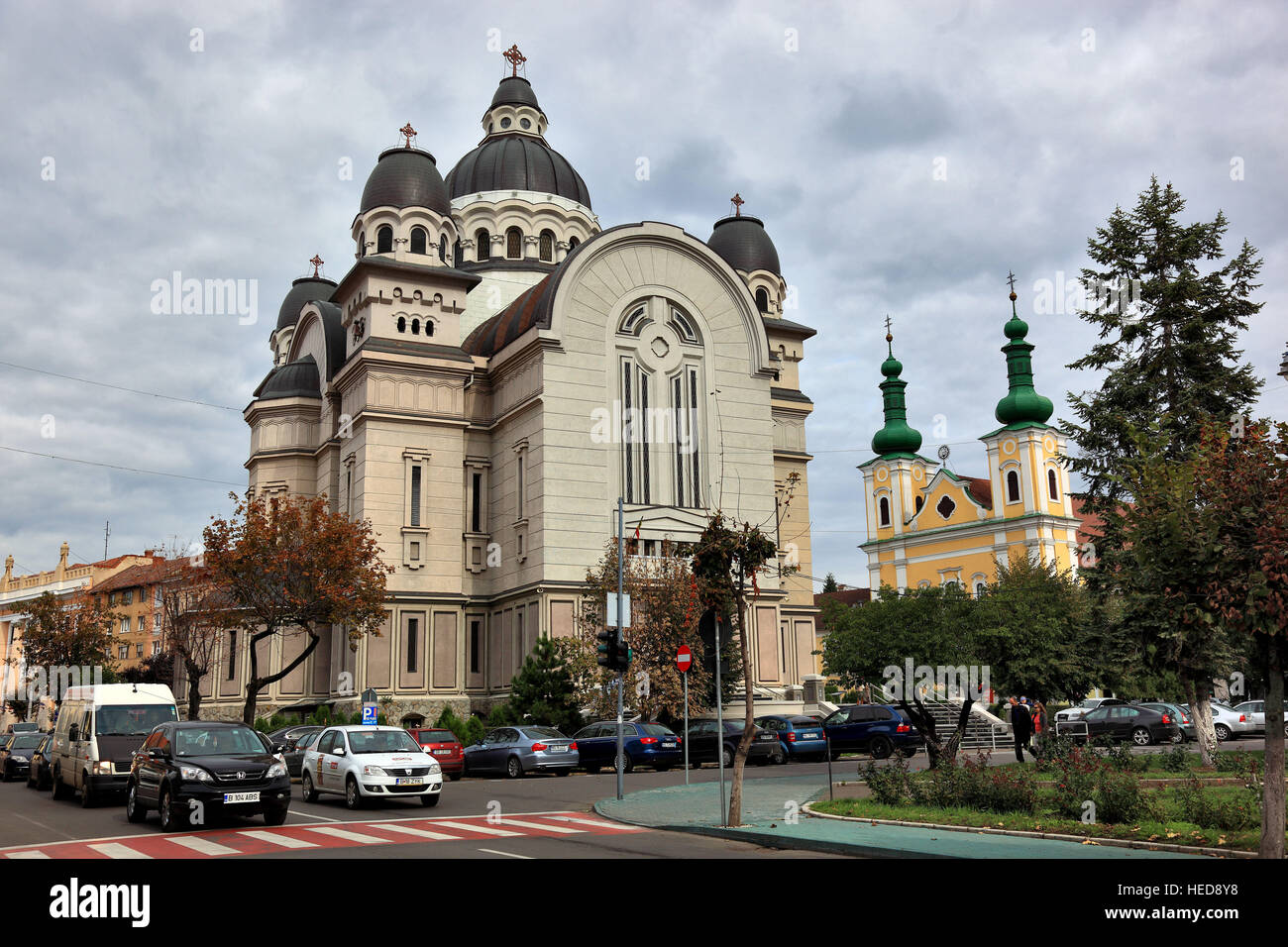 Rumänien, Stadt Targu Mures, dt. Neumarkt bin Mieresch, Orthodoxe Kathedrale Und Katholische Kirche bin Piata Trandafirilor, Rosenplatzes, Buchforst Stockfoto